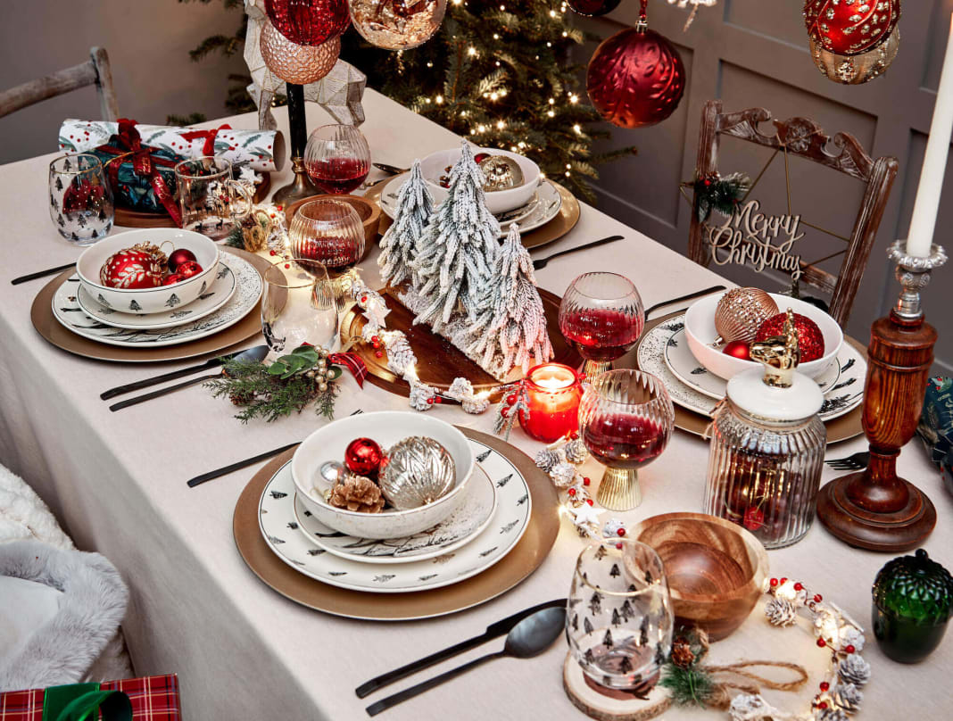 How to Set a Christmas Table