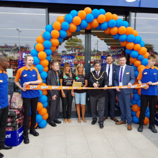 Local Mayor, Cllr Liaqat Ali was on hand to officially open B&M's latest store in Clifton, Nottingham. Sarah from local charity Danielle's Flutterbyes was B&M's VIP guest for the day, receiving £250 worth of B&M vouchers on behalf of the charity.