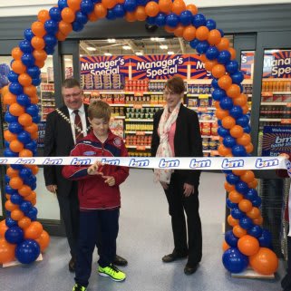 Linlithgow's brand new, relocated store was opened by the Provost Jim Carlin and a local boys football team, who cut the ribbon on a fantastic day for B&M.