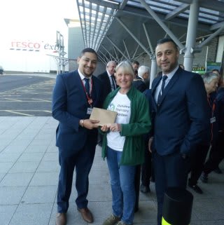 Store staff at B&M's new store in Dundee were delighted to welcome representatives from Dundee Therapy Garden, the store's chosen charity for opening day. The charity received £250 worth of B&M vouchers for taking part in B&M's special day.
