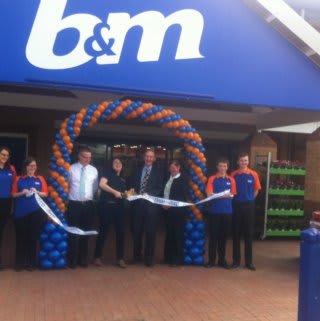 B&M Walsall Wood is officially opened by Paula Mitchell of Acorns Children’s Hospice, who received £250 worth of B&M vouchers.