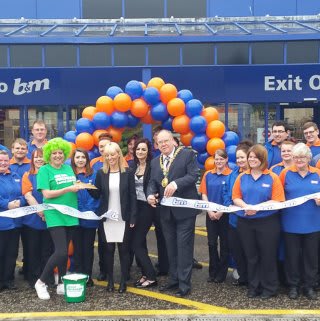Dundee Store being opening by opened by the Lord Provost Bob Duncan and Susan Smyth from MacMillan Cancer Research received £250 worth of B&M Vouchers.