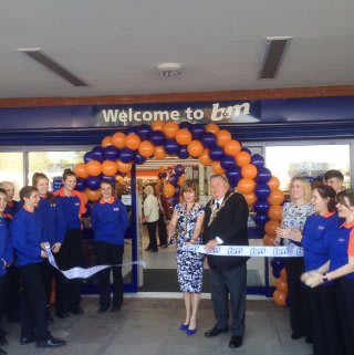 Farlington store being opened by the Lord Mayor Councillor Frank Jonas and Representatives from The Rowans Hospice who gratefully received £250 worth of B&M vouchers.