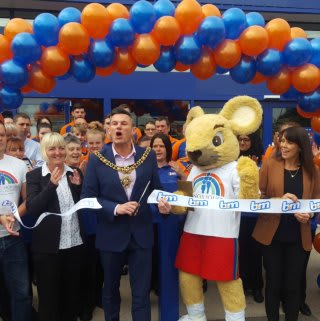 Lord Mayor, Councillor Carl Austin-Behan joined representatives from Francis House Children's Hospice in cutting the ribbon at the store opening.