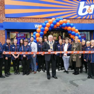 B&M's newest store opened its doors in Ossett on Wednesday (17th April 2019). Local mayor Stuart Heptinstall was on hand to cut the ribbon, while local charity Community Links were also in attendance. The charity received £250 worth of B&M vouchers as a thank you for taking part.
