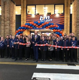 Store staff at B&M's new store in Livingston were delighted to welcome Lord Mayor Daniel De’ath and Stephen representing Latch Welsh Children's Cancer Charity. The charity received £250 worth of B&M vouchers for taking part in B&M's special day, while Mayor De'ath cut the ribbon to officially open the store.