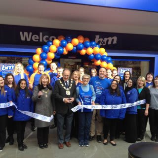 Mayor of Wellingborough, Councillor Malcolm Walters, officially cutting the ribbon to open the new B&M Orient Way