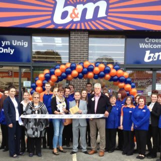 B&M Welshpool was officially opened by Rosanne Corfield from local charity Heulwen Trust, who also gratefully received £250 worth of B&M vouchers