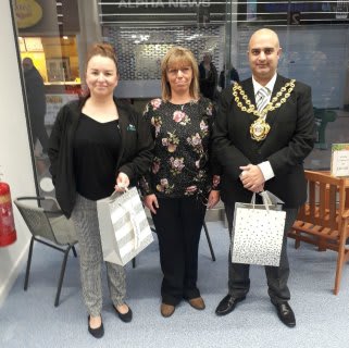 The new B&M store in Spindles Shopping Centre, Oldham invited Mayor, Councillor Shadab Qumer and representatives from local charity Dr Kershaw's Hospice. The latter received £250 worth of B&M vouchers as a thank you for opening the store.