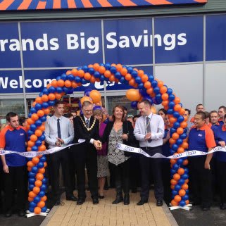 The Store was open by the Mayor and Mayoress of Droitwich Councillor Bob and Mrs Veronica Brookes alongside local hero Elaine Tesho who will be receiving £250 worth of vouchers for raising money and awareness for various cancer charities.