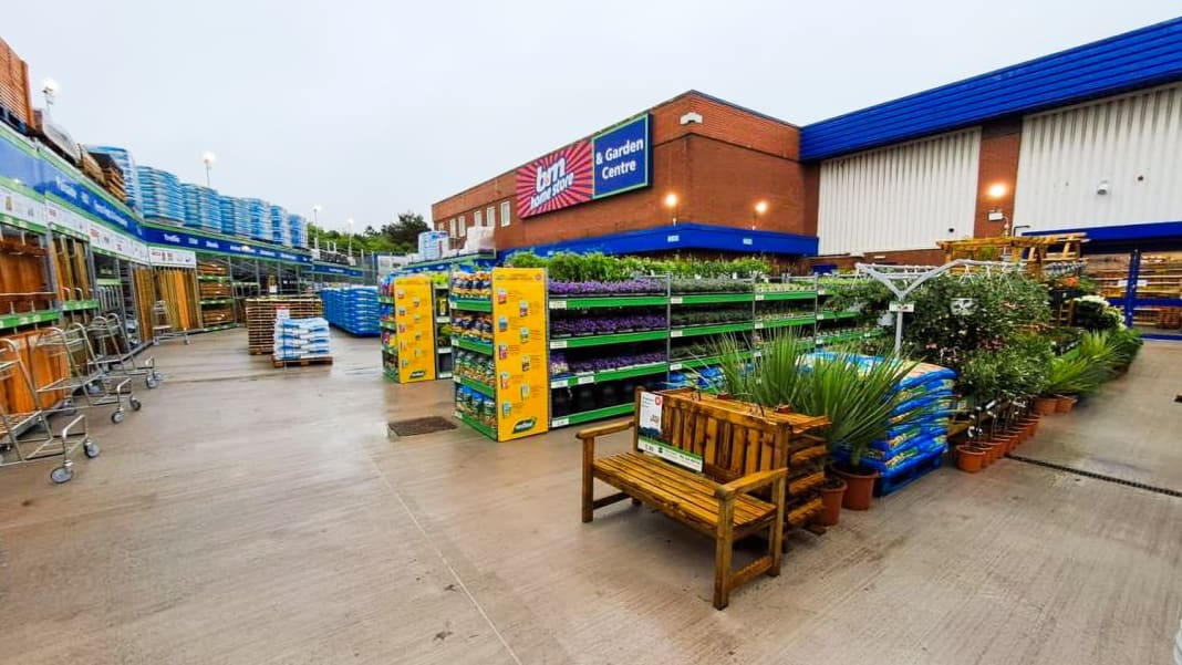 B&M Celebrate 250th Garden Centre Opening in Fort Kinnaird B&M