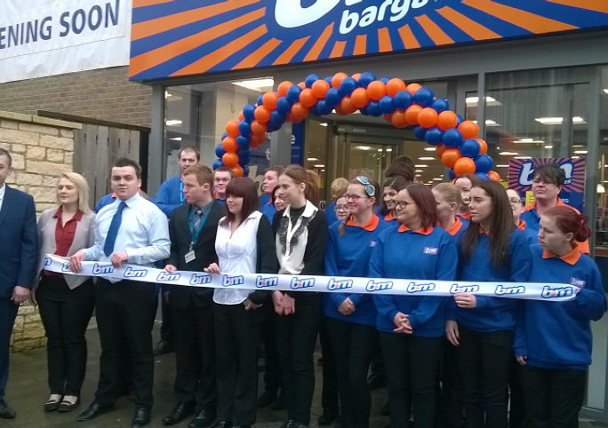 025-Bicester-store-opening-staff1
