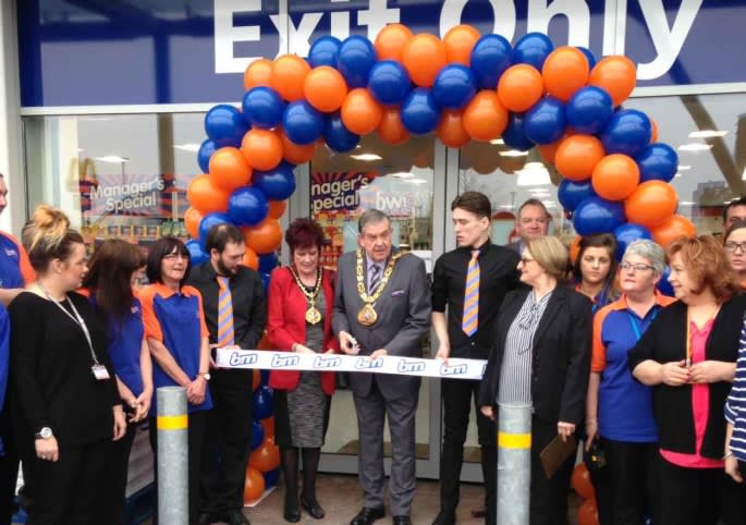 044-bmstores-roker-store-opening-ribbon-cutting1