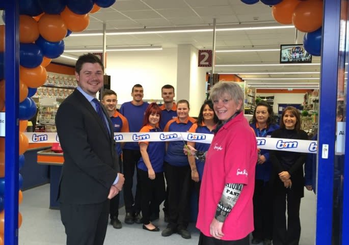 125-bmstores-Hucknall-Store-opening-Ribbon1