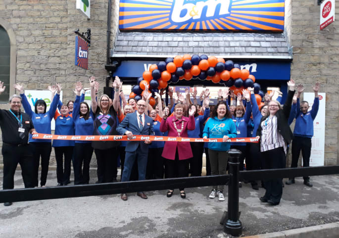 140-glossop-store-opening-ribbon-mayor