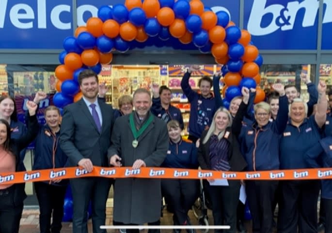 146-hednesford-store-relocation-ribbon.jpg