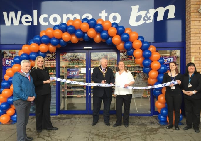 281-airdrie-store-opening-mayor-ribbon1