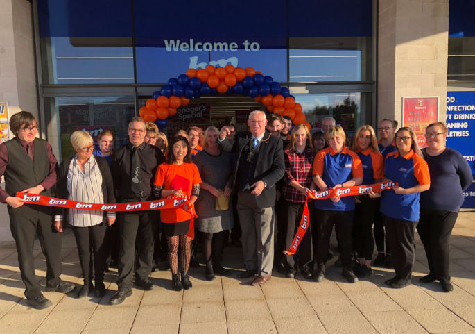 334-fife-kirkcaldy-store-opening-ribbon-mayor