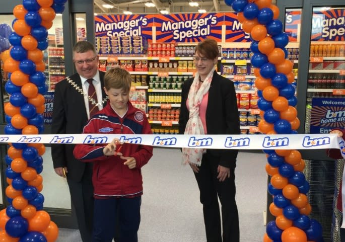 337-Linlithgow-store-opening-charity-ribbon-cutting1