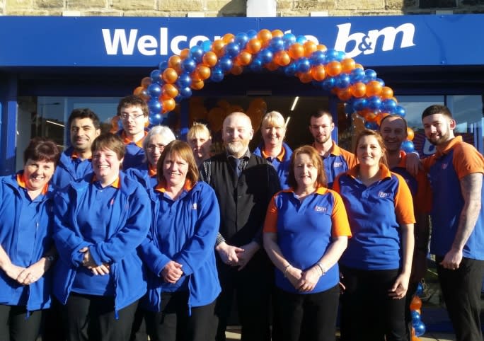 38-elland-store-opening-store-team1