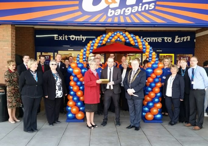 40-armthorpe-store-opening-mayor1