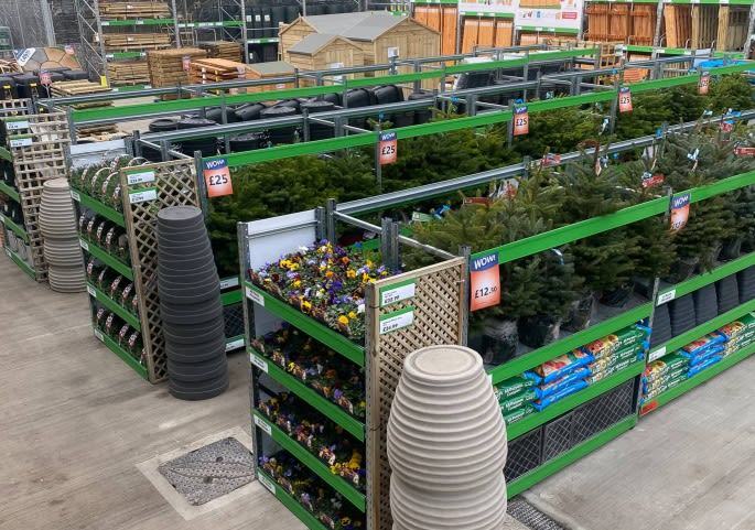 457-bandm-hull-sutton-fields-store-with-garden-centre-3