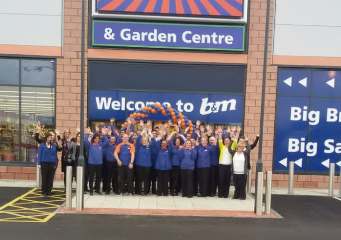 571-bmstores-Hyndburn-store-opening-team