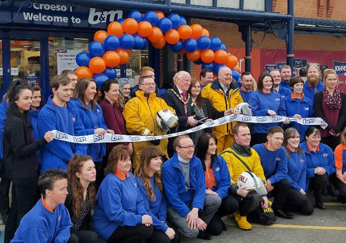578-Llandudno-store-Opening-team