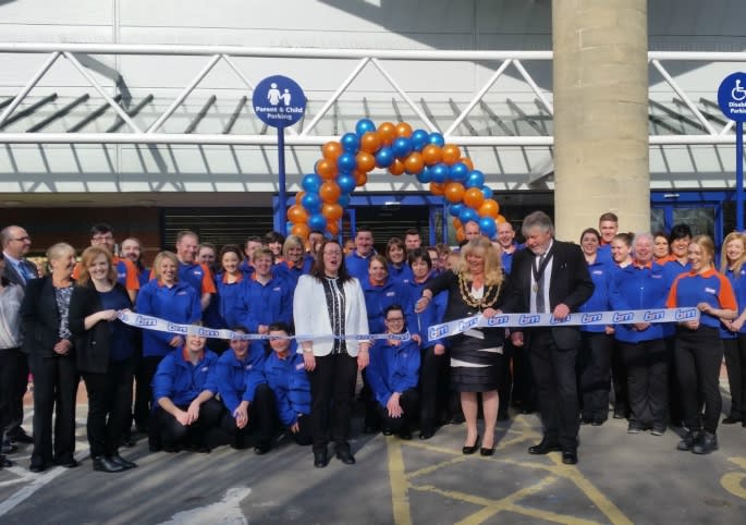 583-neath-store-opening-ribbon-cutting1
