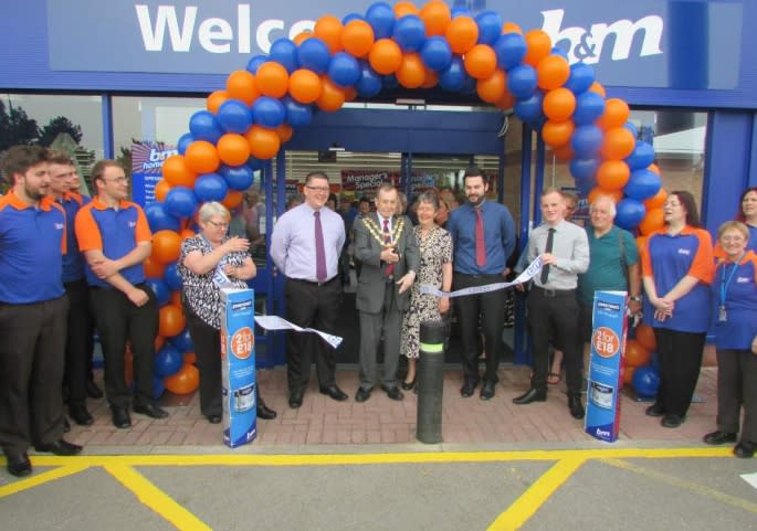 584-bmstores-Bridgwater-store-opening-ribbon-cutting1