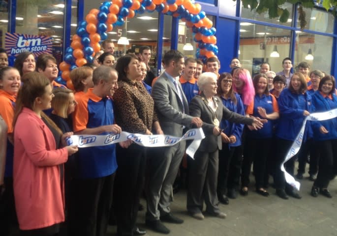 588-Gravesend-store-opening-ribbon-cutting1