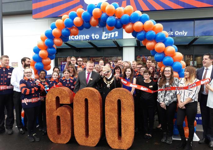 615-tonbridge-store-opening-600-store-ribbon