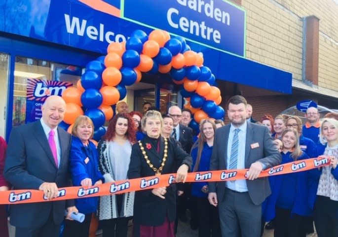 616-hitchin-store-opening-mayor-ribbon