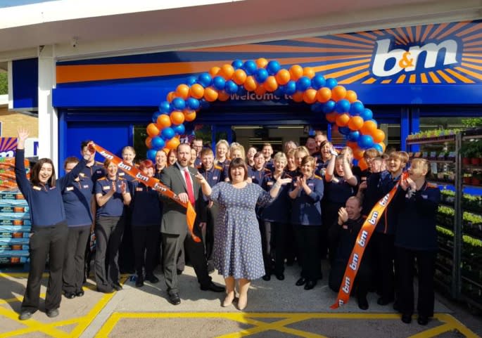 635-lydney-store-opening-ribbon-cutting-2