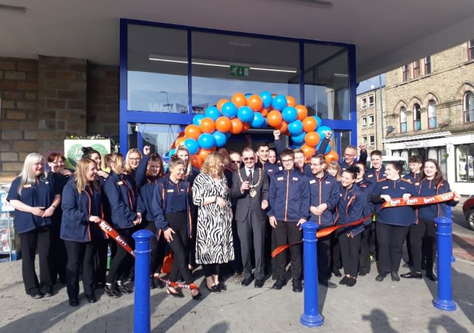 640-todmorden-store-opening-mayor-ribbon-2