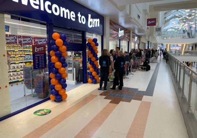 642-county-mall-crawley-store-front