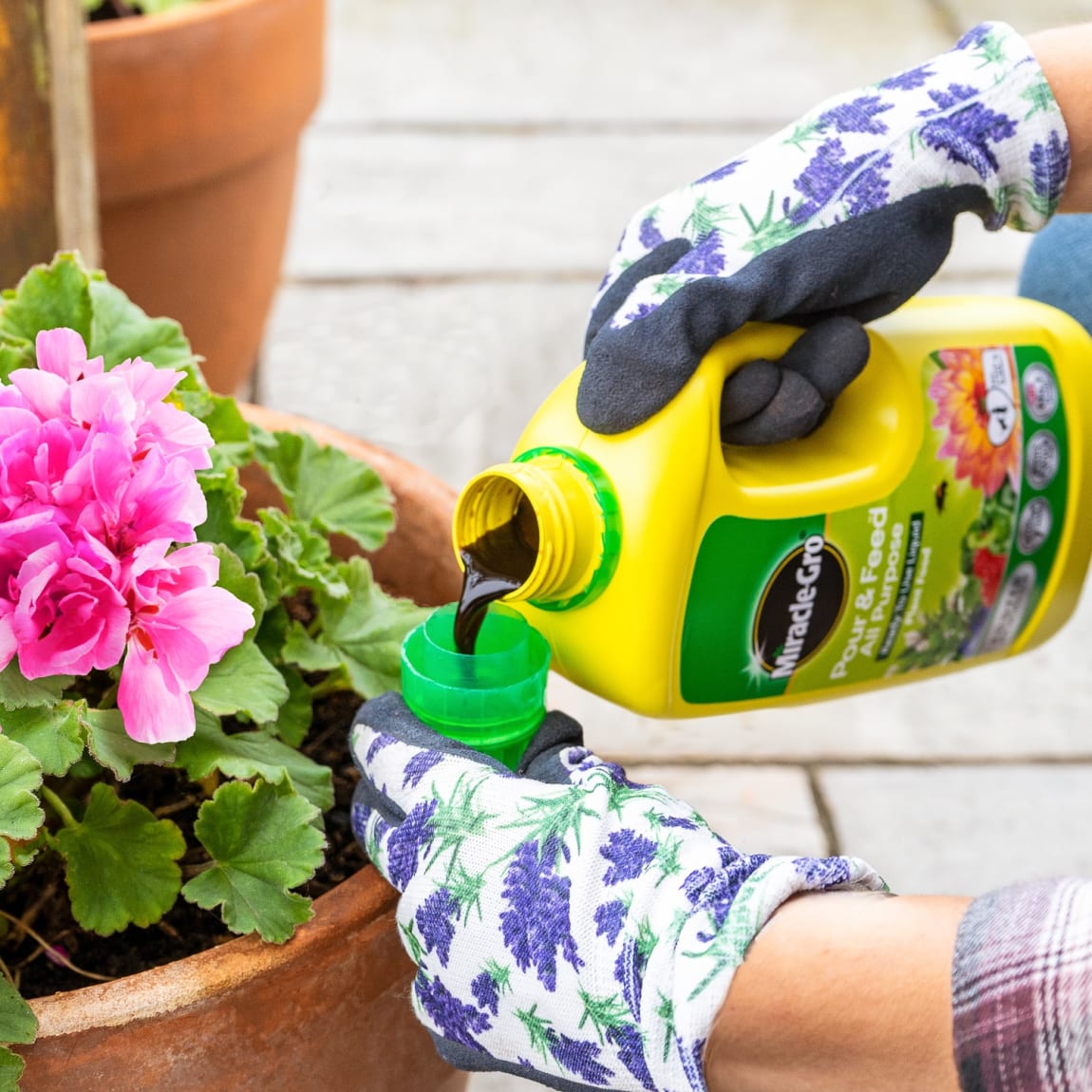 114183-miracle-gro-pour-and-feed-ready-to-use-plant-food-1l-2