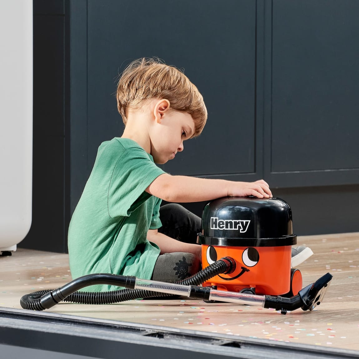 272645-casdon-henry-hoover-toy-3