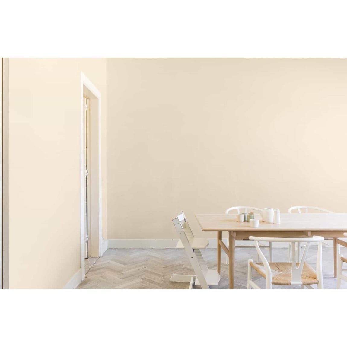 305486-dulux-silk-magnolia-5l-paint-4