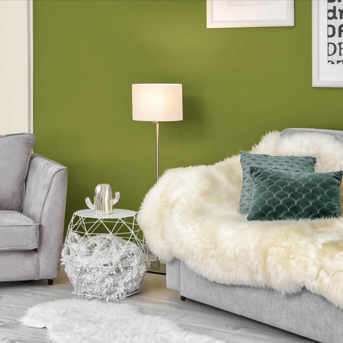 346767-johnstones-feature-wall-matt-paint-2_5l-amphibious-2