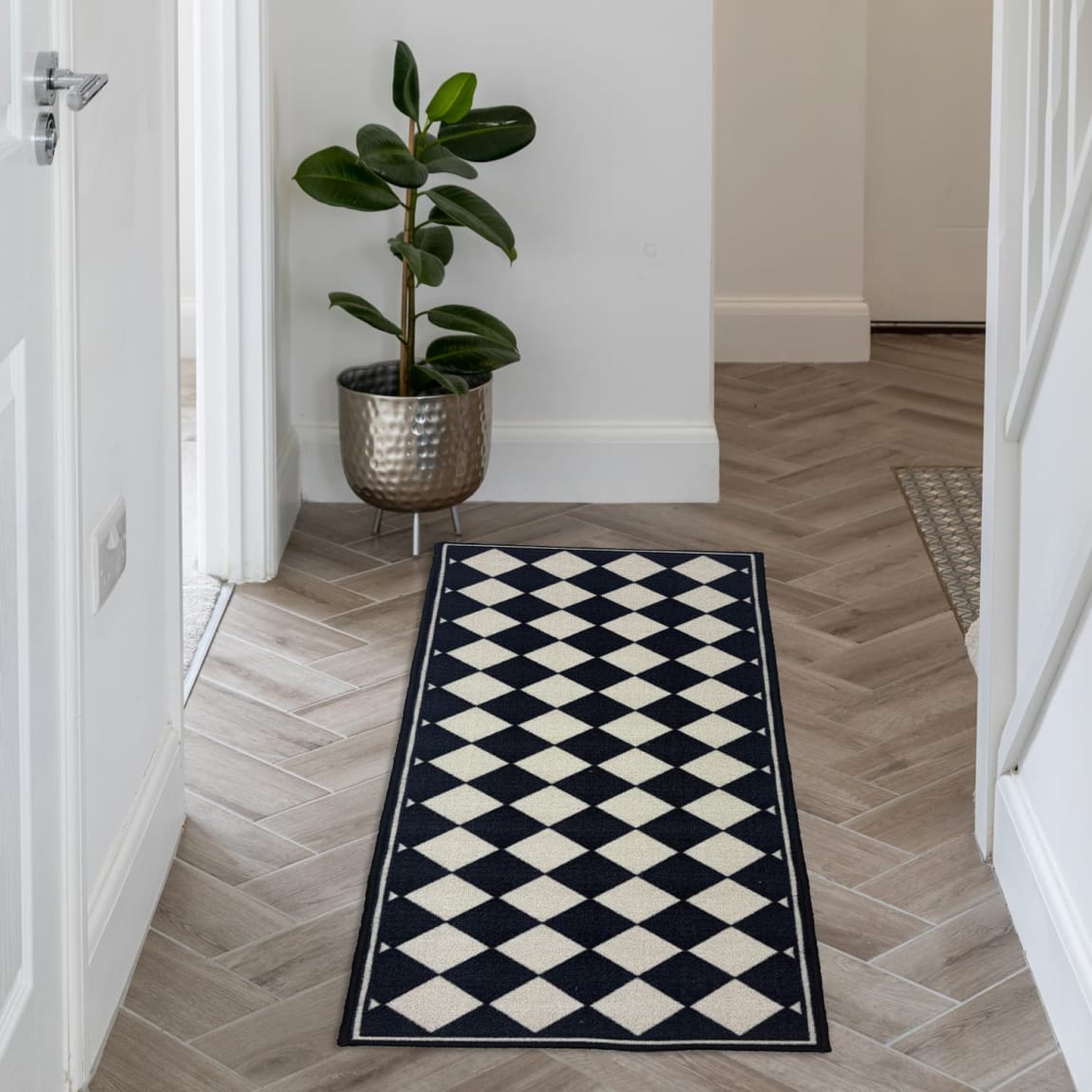 379092-printed-runner-balck-and-white