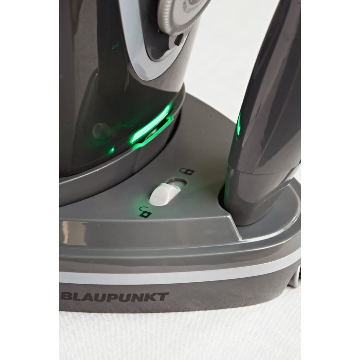 387878-blaupunkt-3100w-freeglide-power-iron-10