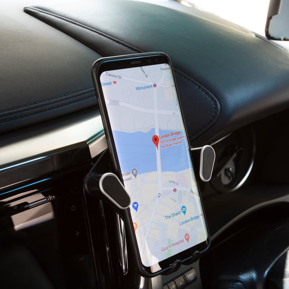 390376-goodmans-universal-in-car-vent-mount-black-and-silver