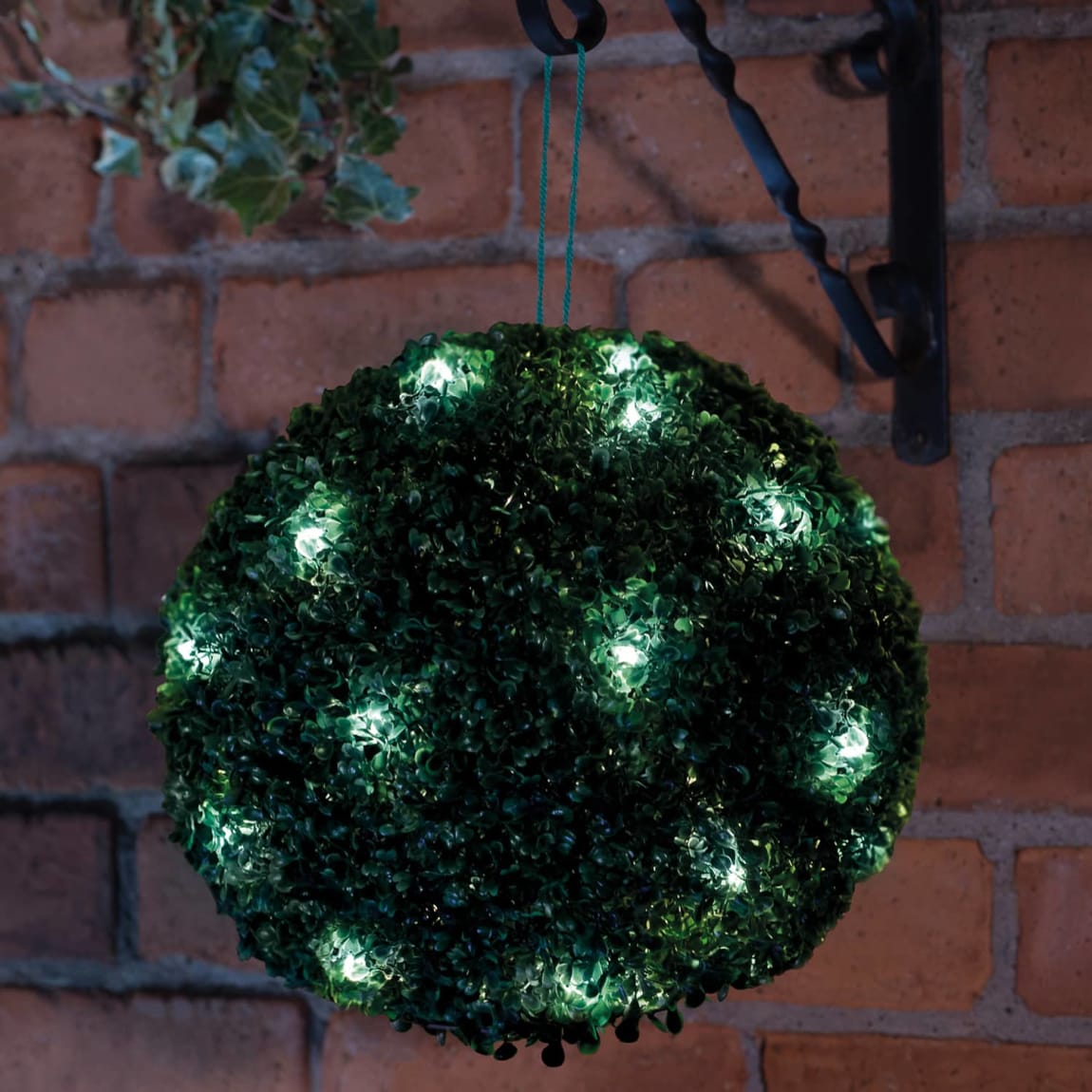 393015-solar-powered-topiary-ball-white-led-28cm
