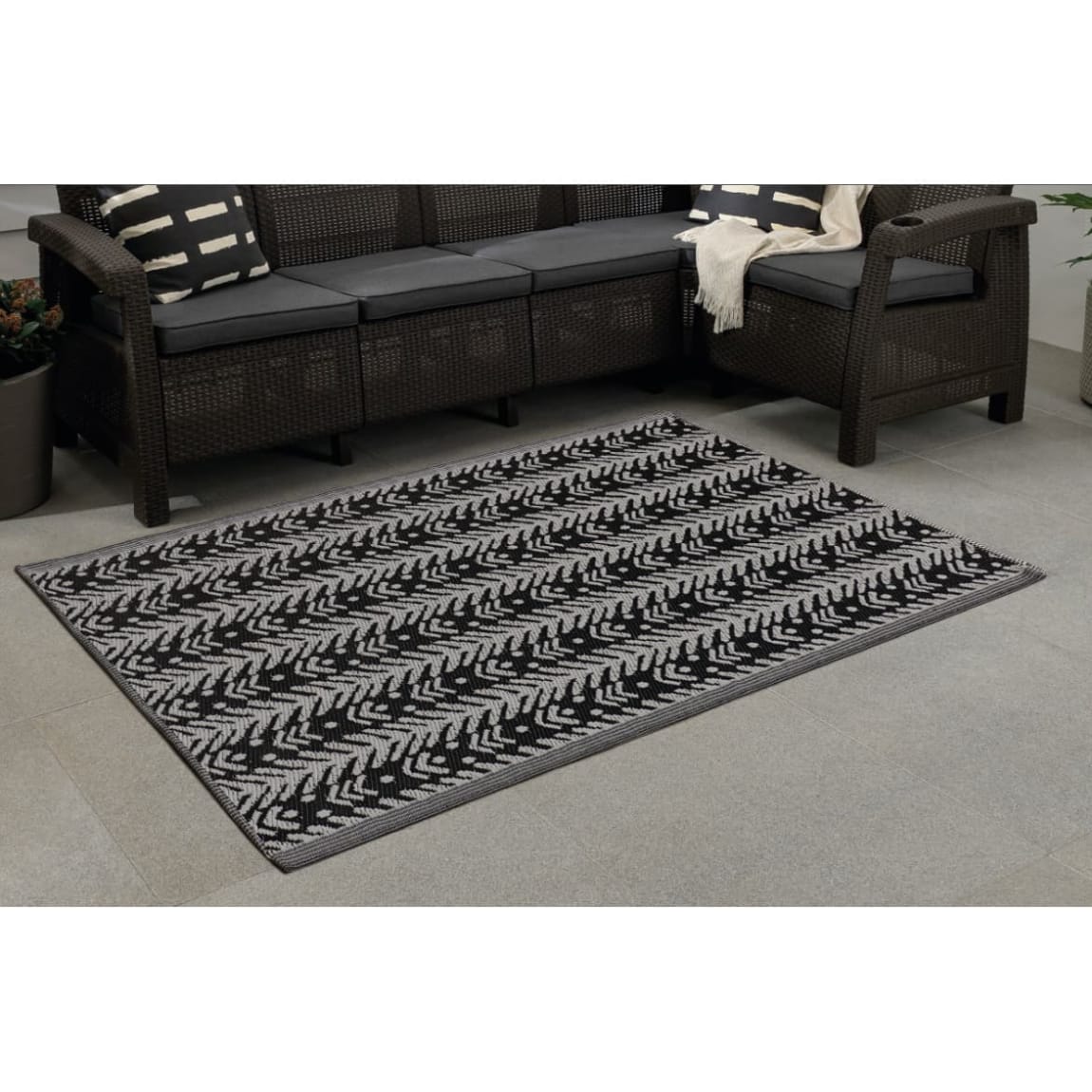 393557-outdoor-rug-1_2x1_8m-geo