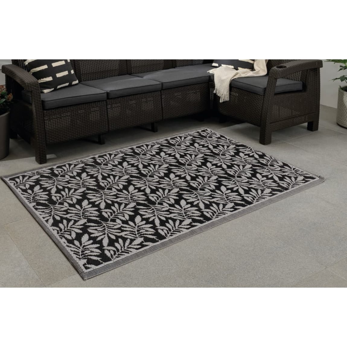 393559-outdoor-rug-xl-black-leaf