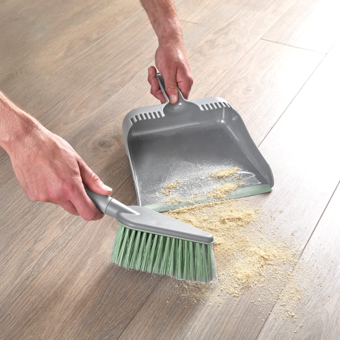 411208-pointed-dustpan-and-brush-with-comb-4
