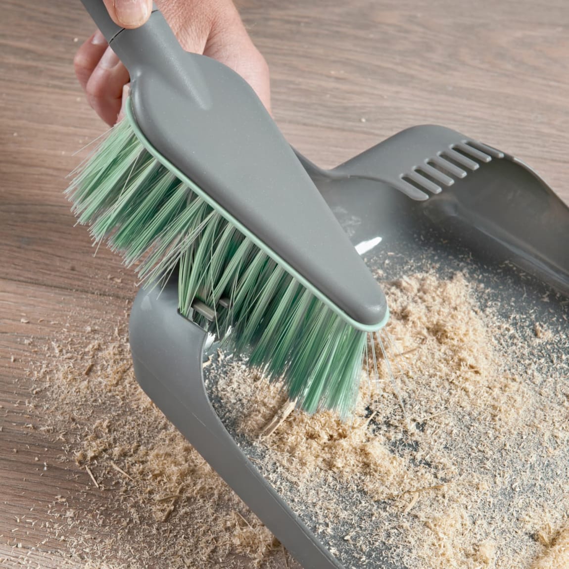 411208-pointed-dustpan-and-brush-with-comb-5