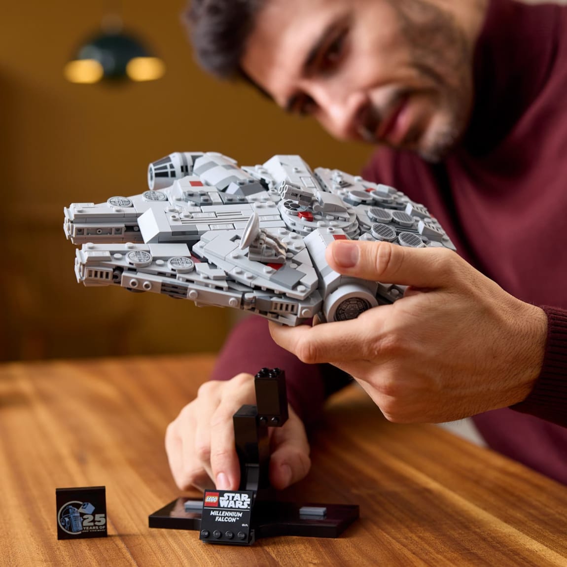 413615-lego-milennium-falcon-75375-10