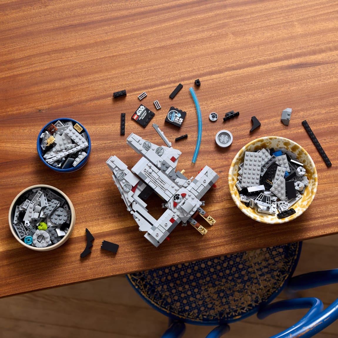 413615-lego-milennium-falcon-75375-4
